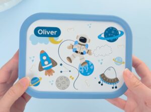 blue lunchbox with astronaut design and the text Oliver