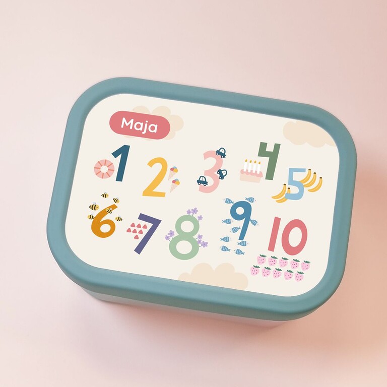 Personalized green lunch box with the name Maja on it