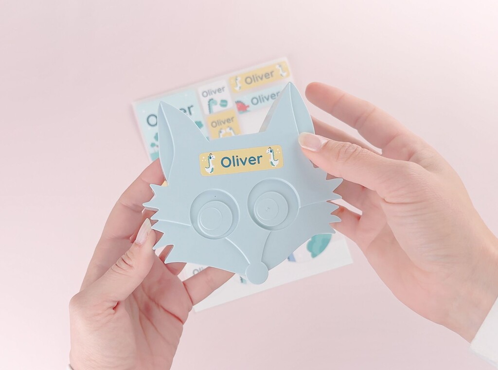 Dinosaur name label with the name oliver on a lunch box
